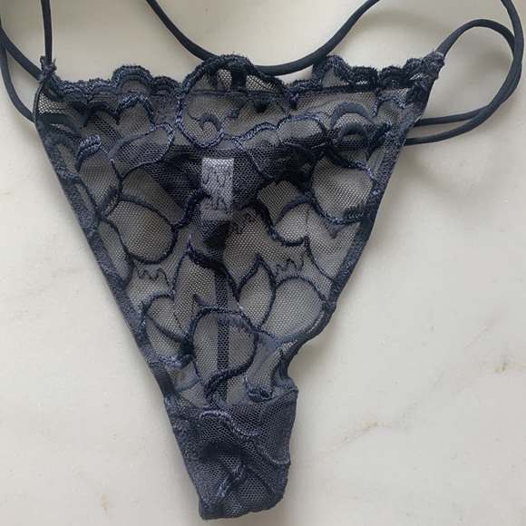 2 sets - Bra size 36D, bottoms medium size - Picture 5 of 6